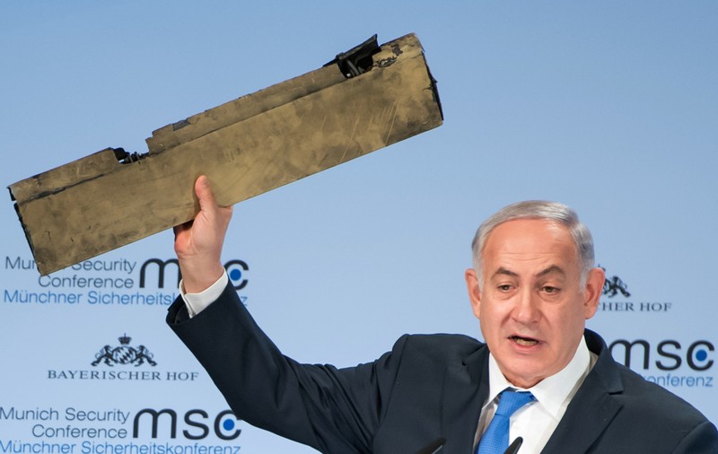 Netanyahu a fluturat o bucată de dronă în fața ministrului Iranian: Recunoști asta? Ar trebui, pentru că este a voastră