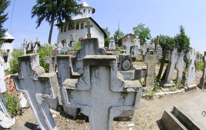 ISTORIA SE REPETĂ! O femeie A ÎNVIAT când ERA BĂGATĂ ÎN GROAPĂ 