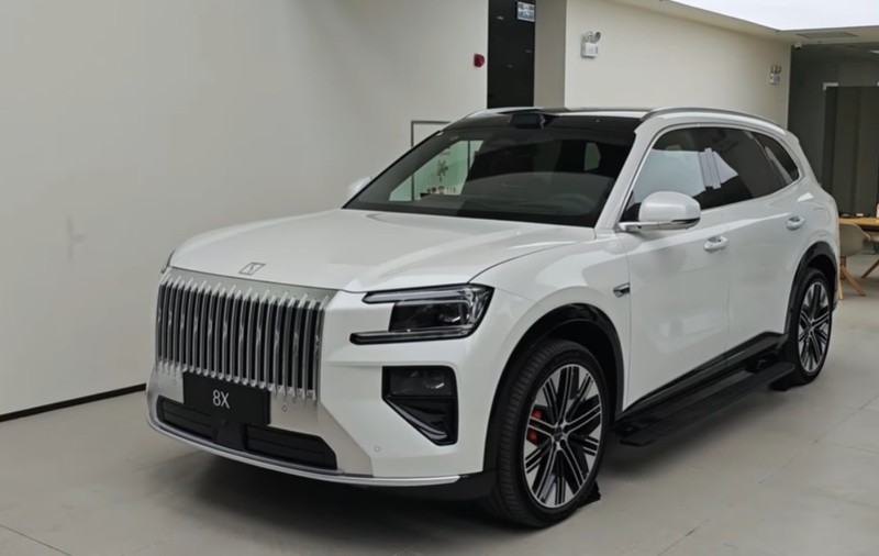 Chinezii de la Geely au vândut în 38 de minute 10.000 de bucăți din noul lor SUV hibrid de 1.380 de cai putere, Zeekr 8X