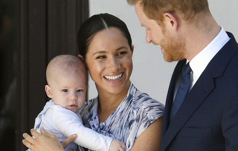 Meghan Markle spune că Palatul Buckingham i-a șters prenumele din certificatul de naștere al fiului său și acuză "The Sun" de clickbait
