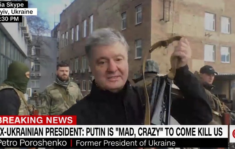 VIDEO | Fostul președinte ucrainean Petro Poroșenko, în stradă cu un Kalașnikov: „Putin a declarat război întregii lumi”