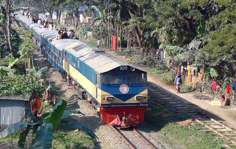 22 de vagoane ale unui tren aglomerat din India s-au desprins de locomotivă şi s-au deplasat 12 kilometri în sens invers