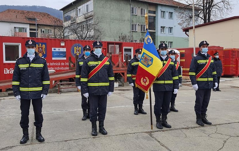 Trei pompieri care au intervenit la incendiul de la Spitalul din Neamț, avansaţi în grad înainte de termen