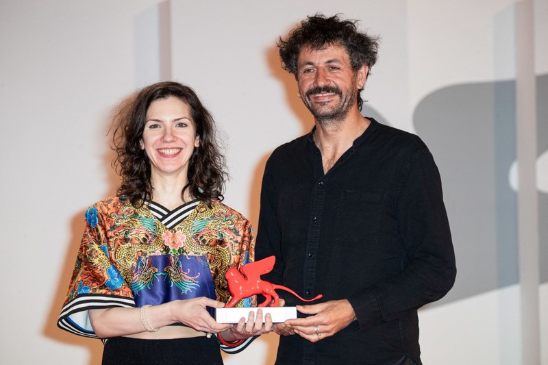 Regizorul George Chiper Lillemark și Monica Stan primesc premiul pentru filmul „Imaculat” la Festival Internațional de Film de la Veneția, 11 septembrie 2021. Foto Hepta