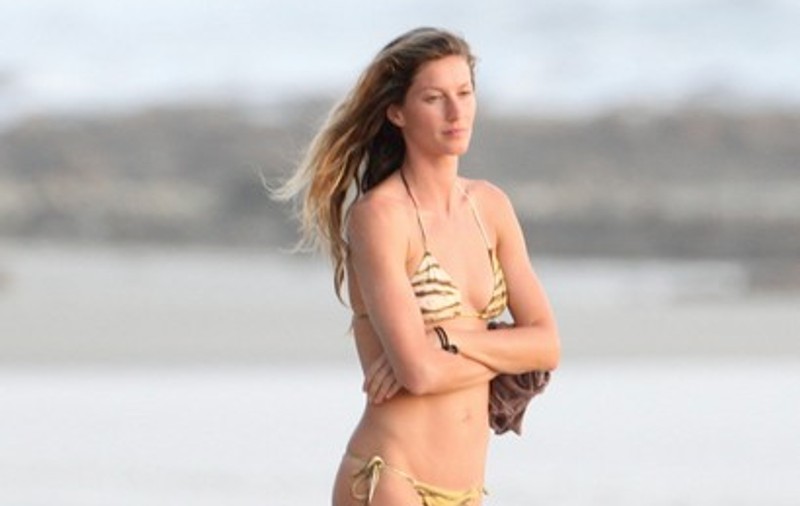 Nu degeaba a câștigat 150.000.000 $ într-un an. Uite cum arată Gisele Bundchen în bikini, la plajă! FOTO