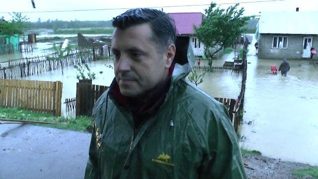 Prefectul județului Neamț, alături de pompieri în localitatea afectată de inundații sursă foto: mesagerulneamt.ro