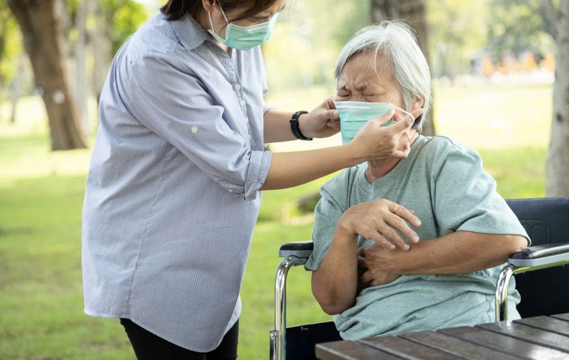 Personalul care lucrează în azile şi cămine de bătrâni intră în izolare preventivă, la locul de muncă