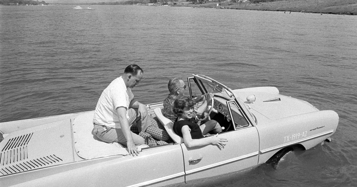 Lyndon B. Johnson, președintele SUA, conduce un Amphicar în 1965.