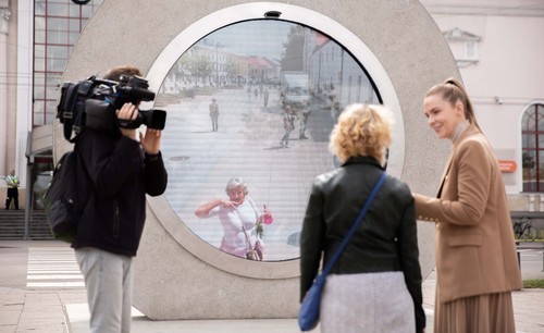 Ecranul oraș este dotat cu mai multe camere video care transmit imagini în direct dintr-un oraș în altul Foto:Profimedia