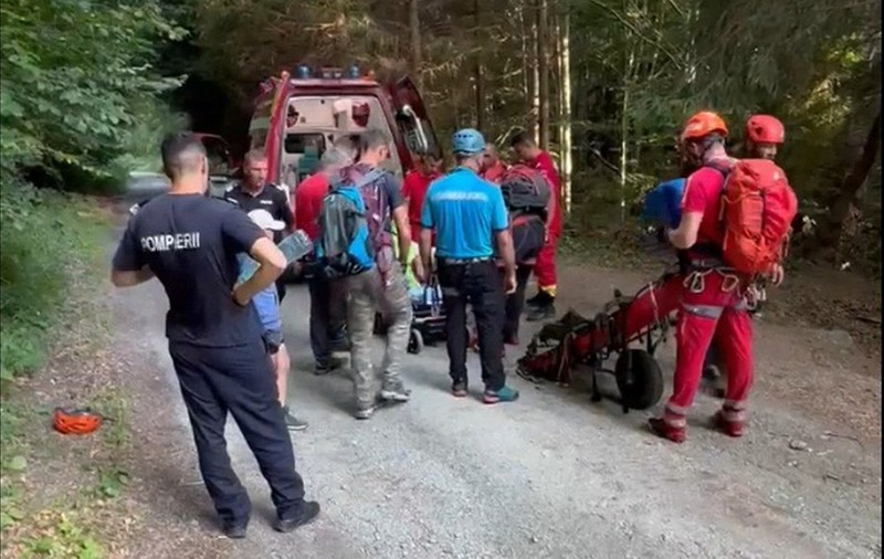 Zeci de persoane au rămas blocate, după ce drumul spre Vârful Moldoveanu s-a rupt. 76 de turiști au fost coborâți de autorități
