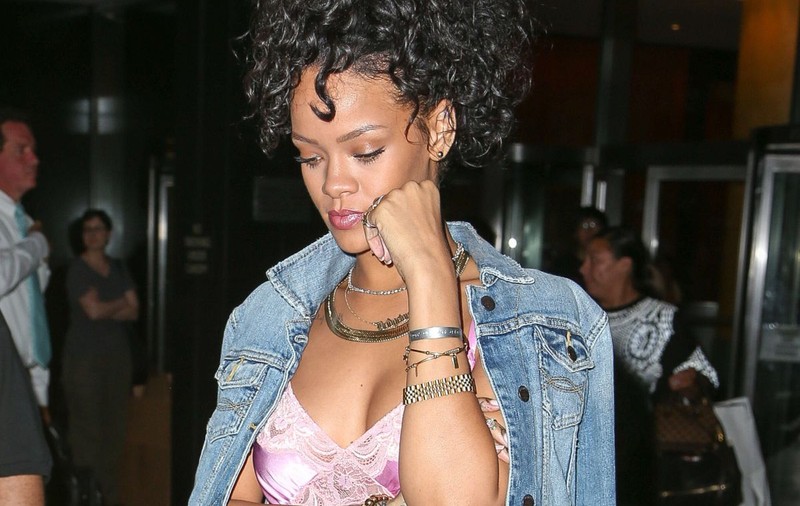 UN BĂRBAT fără ADĂPOST, ARESTAT pentru că a HĂRŢUIT-O pe RIHANNA!