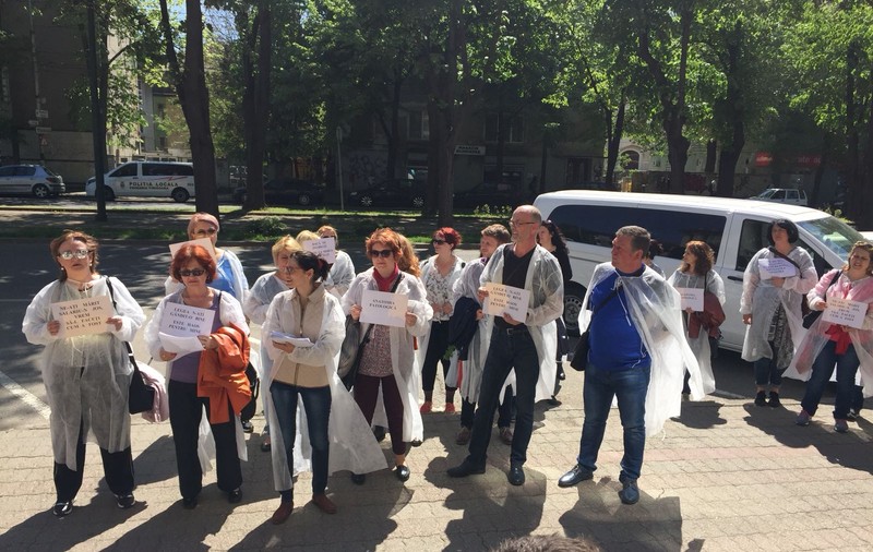 Protest al legiștilor și la Timișoara față de reducerea veniturilor. Medicii se plâng că pierd lunar până la 2.200 de lei/ GALERIE FOTO
