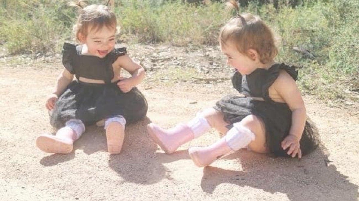 O mamă din Australia a înlemnit când a văzut pozele pe care le-a făcut fetelor sale gemene