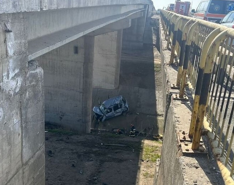 Un șofer de 73 de ani și o femeie de 70 de ani au scăpat cu viață după ce mașina lor a căzut de pe un pod, la intrarea în Urziceni. FOTO