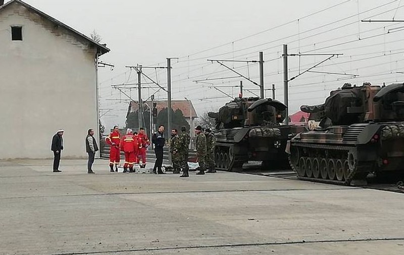 VIDEO / Tragedie în Alba Iulia! Un militar a murit electrocutat, în timp ce descărca tancurile pentru Parada de 1 Decembrie