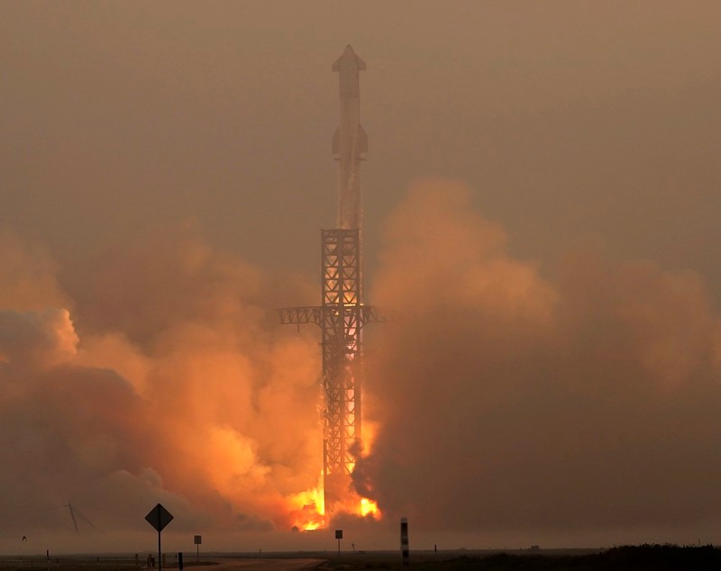 SpaceX, la al cincilea zbor de testare. Plan îndrăzneț de prindere a megarachetei Starship înainte de aterizare | VIDEO