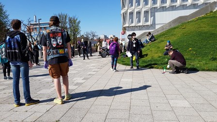 Mai mulți voluntar, în fața Sălii Polivalente din Cluj