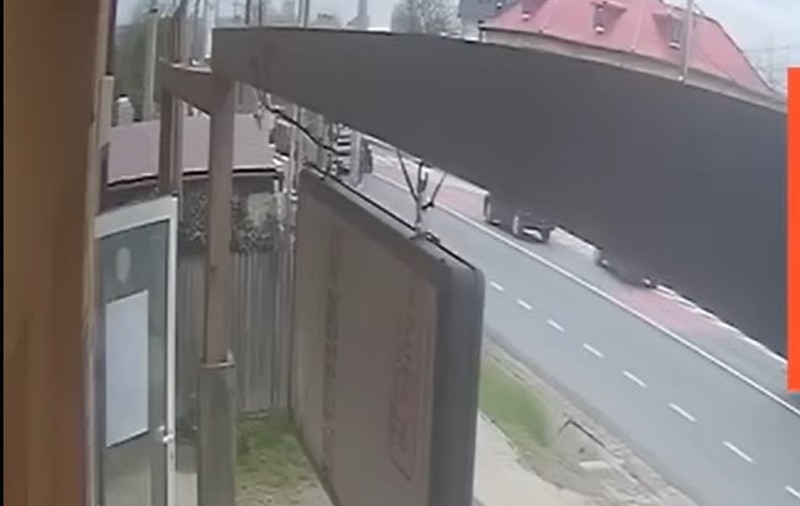 Filmul tragediei de la Lețcani, unde doi copii şi tatăl lor au fost loviți de TIR pe trecerea de pietoni | VIDEO