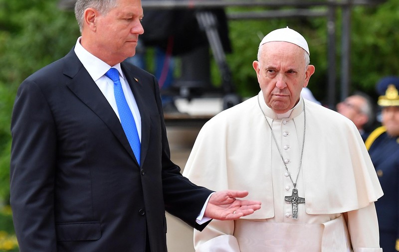 Iohannis aplaudat, Tăriceanu huiduit la Catedrala Mânturii Neamului cu ocazia vizitei Papei Francisc