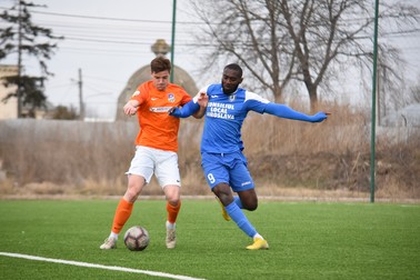 Kenneth, în dreapta, în tricoul formației Știința Miroslava (județul Iași), din Liga 3,