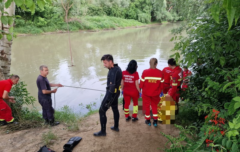 Un băiat de 10 ani, căutat de pompieri și de un elicopter SMURD după ce a dispărut în apele Crișului Negru, a fost găsit înecat