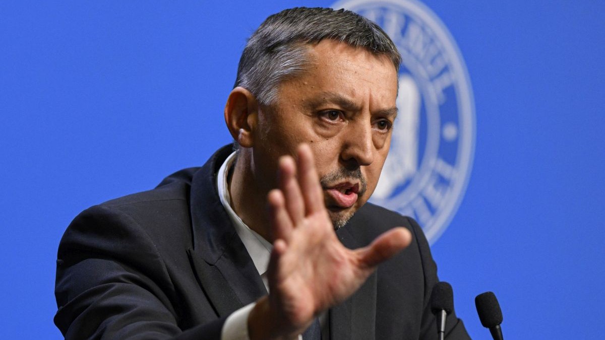 Daniel David explică având mâna dreaptă ridicată, în timpul unei conferințe de presă susținută la Guvern, iulie 2025