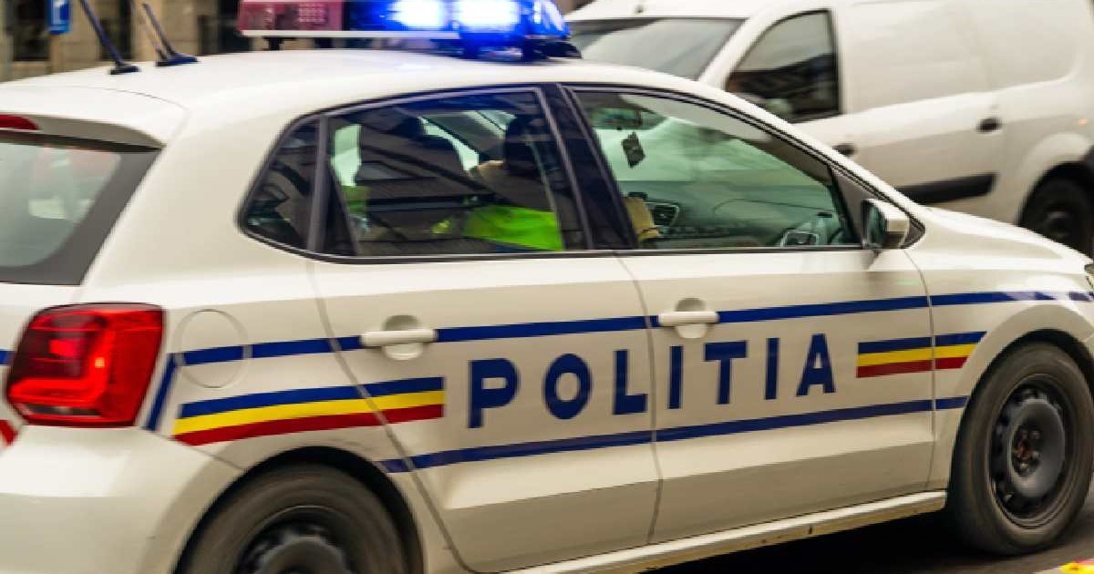 Mașină de poliție aflată în trafic cu sirenele aprinse