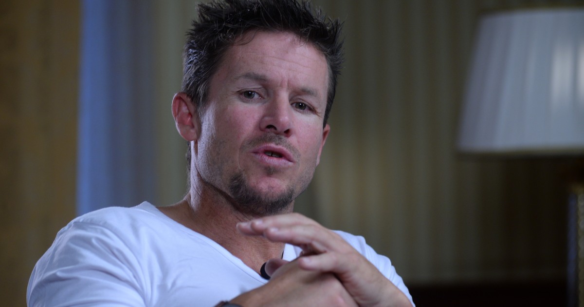 Felix Baumgartner surprins în timp ce vorbește. Poartă un tricou alb