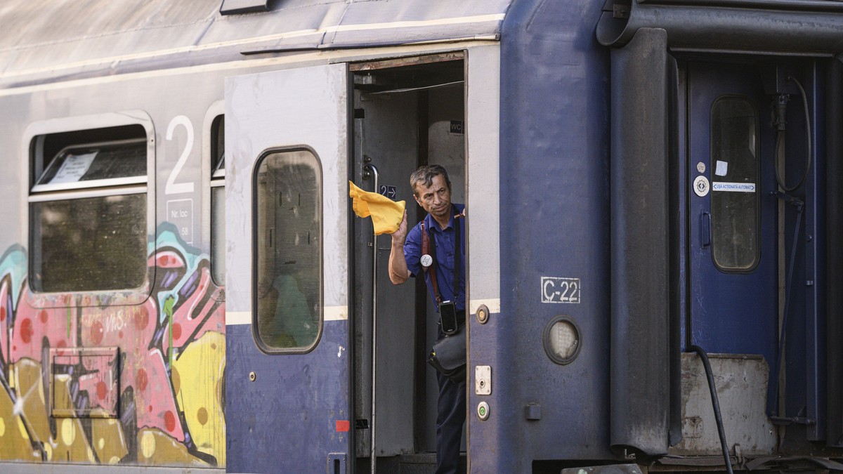 Un angajat CFR semnalizează intrarea unui tren în gara Basarab cu ajutorul unei batiste galbene