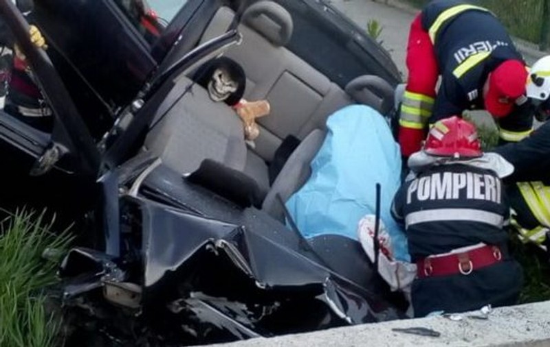 Un tânăr din Sălaj a murit, dupa ce a intrat cu mașina într-un cap de pod. Șoferul adormise la volan