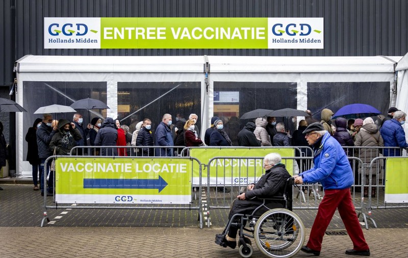 Vaccinarea cu noi doze la câteva luni nu reprezintă o strategie viabilă pe termen lung împotriva COVID, avertizează experții