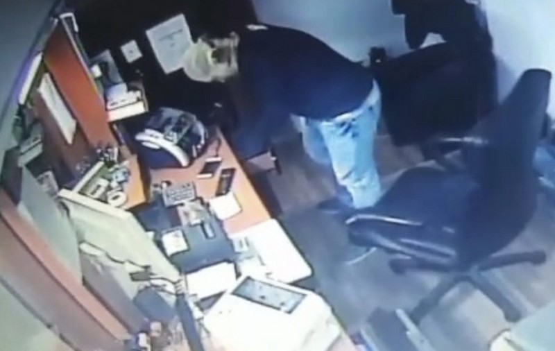 Tâlharul care a jefuit o casă de schimb din Oradea a fost prins de casier și câțiva trecători. Ce a urmat