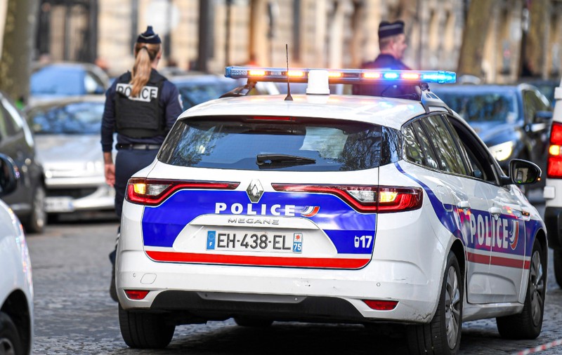 O mamă a luat la bătaie 6 oameni, inclusiv directorul școlii, după ce copilul ei a întârziat la ore