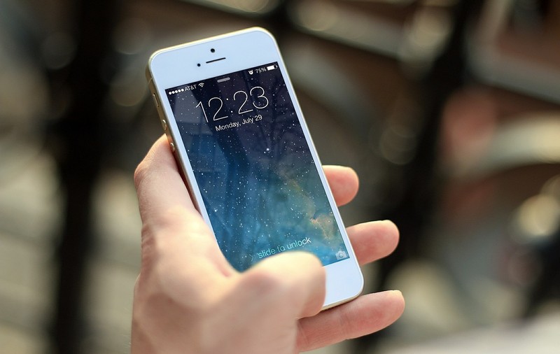 Telefoanele IPhone se vând în continuare în China deși justiția le-a interzis. Explicația Apple