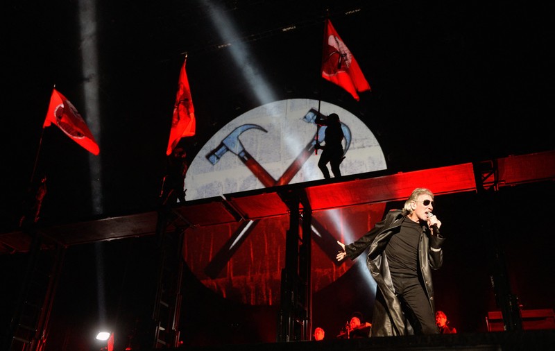 Roger Waters se apără în scandalul uniformei naziste, spunând că acuzațiile care i se aduc sunt „ipocrite şi motivate politic”