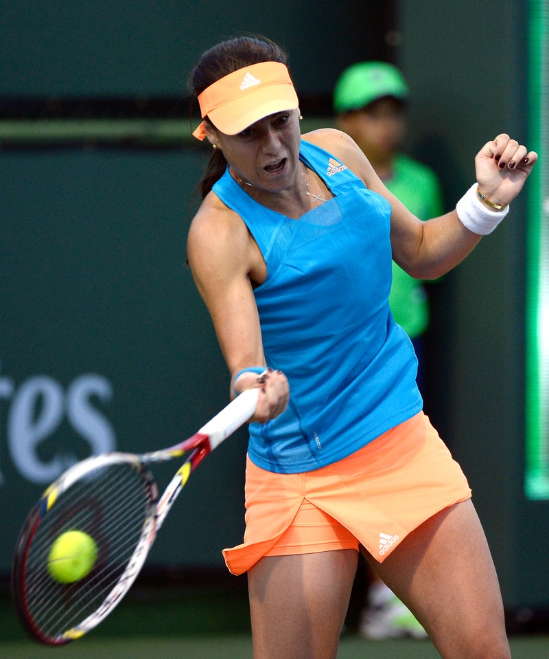 epa04116385 Sorana Cirstea of Romania hits a return against Camila Giorgi of Italy at the BNP Paribas Open tennis in Indian Wells, California, USA, 08 March 2014. EPA/JOHN G. MABANGLO