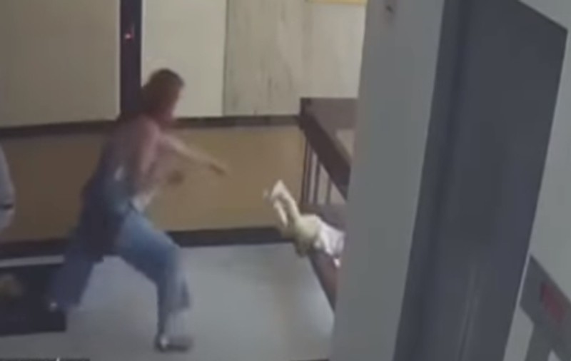 VIDEO | O mamă și-a scăpat copilul din vedere o secundă, iar acesta a fost aproape de o tragedie. Femeia a avut un reflex uimitor și l-a salvat