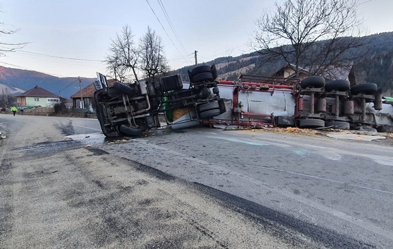 O cisternă cu material inflamabil s-a răsturnat pe DN15 Piatra Neamţ-Topliţa. Locuitorii din zonă au fost evacuați