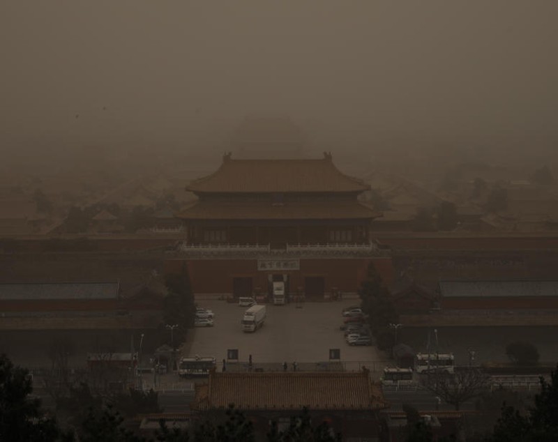 Imagini apocaliptice din Beijing, lovit de cea mai puternică furtună de nisip din ultimul deceniu. „Parcă a venit sfârșitul lumii”