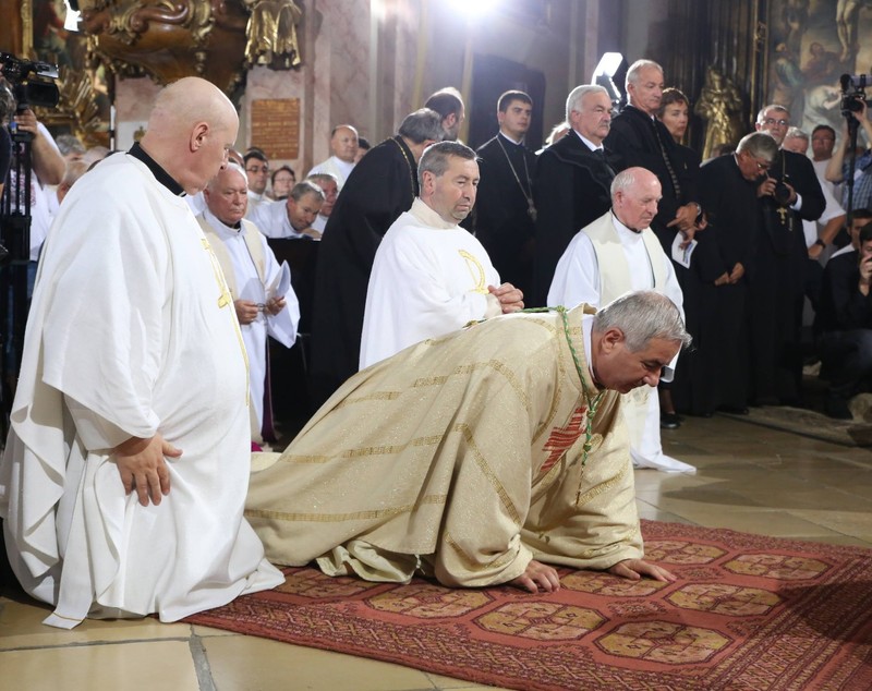 FOTO/ Ceremonie impresionantă în Piața Unirii din Timișoara. A fost instalat noul episcop romano-catolic