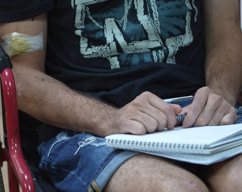Soldatul ucrainean cu gâtul tăiat de ruși supraviețuiește 5 zile, după ce a fost aruncat într-o groapă plină de cadavre: „Nu poate vorbi, dar a scris totul în jurnalul lui”