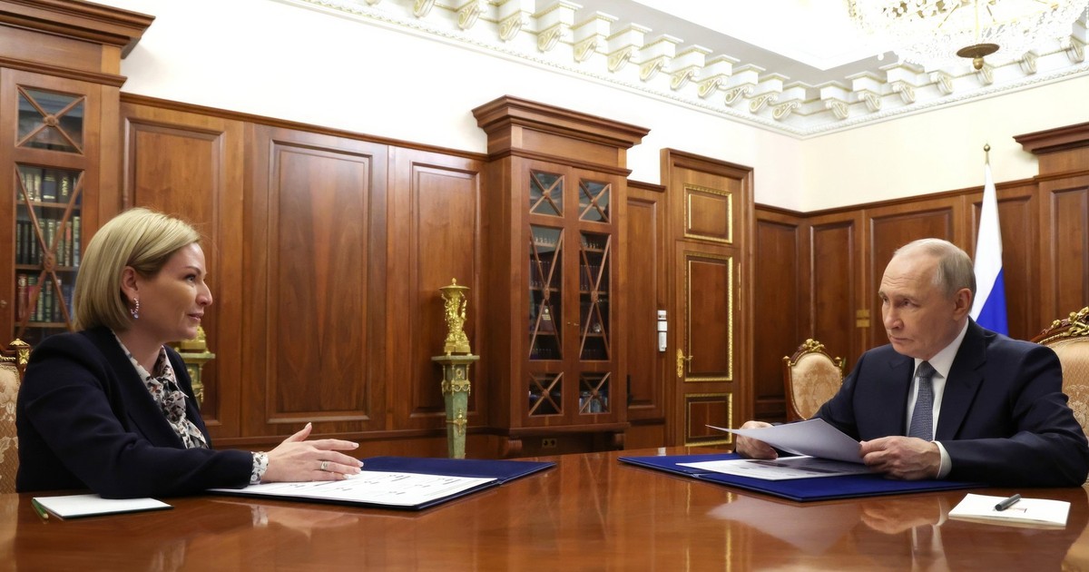 Olga Liubimova (stânga) și Vladimir Putin (dreapta) surprinși în timpul unei întâlniri la Kremlin, pe 4 aprilie 2025.