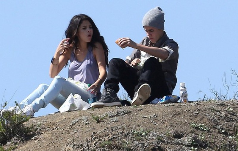 Selena Gomez și Justin Bieber au dat restaurantele de fițe pentru un sandwich la iarbă verde | FOTO