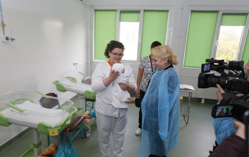 Răspunsul Spitalului din Focşani după ce Dăncilă și Pintea s-au pozat cu bebelușii: "Nu erau proaspăt născuți, aveau peste trei zile"