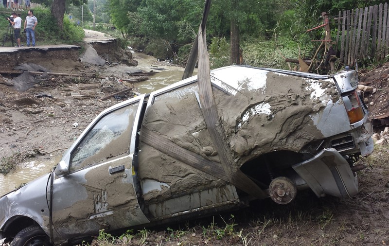 Pare exotic, dar nu este! Cum scăpăm de inundaţii: facem parcări pentru viituri