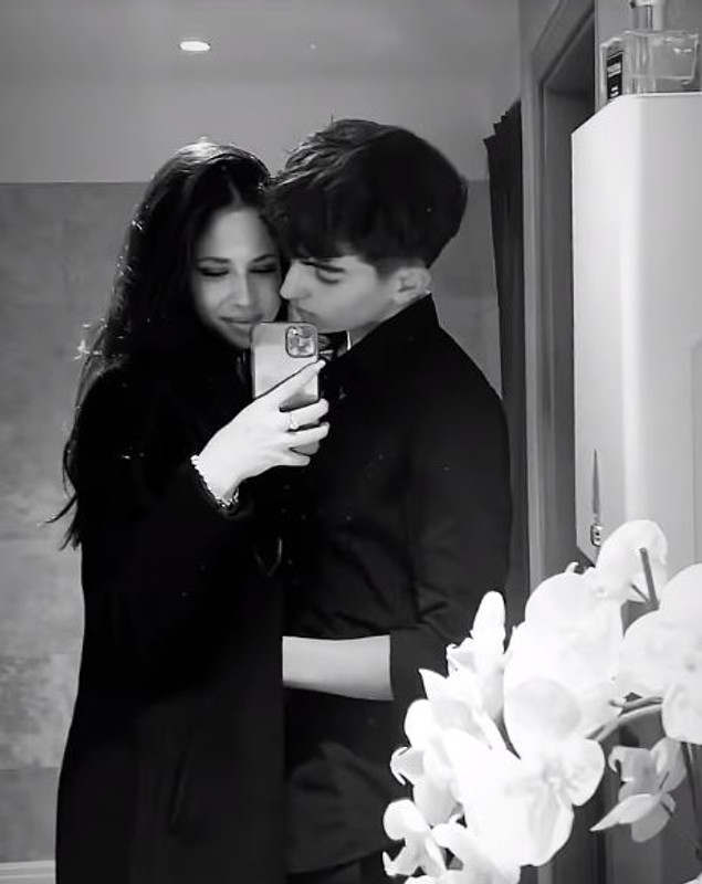 Cum s-a pozat fata Andreei Marin și a lui Ștefan Bănică jr în camera ei. Violeta poartă un maiou negru și e machiată discret