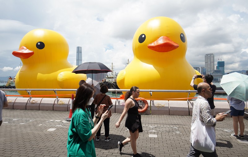 Apariție inedită într-un port: două rațe uriașe gonflabile, pentru „fericirea dublă” a locuitorilor din Hong Kong
