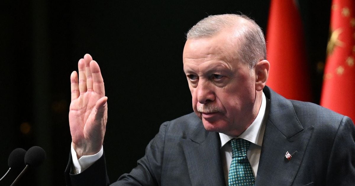 Recep Erdogan ridică mâna dreaptă, în timpul unei conferințe de presă ținută la Ankara, Turcia, pe 6 aprilie 2026