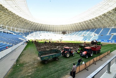 Lucrările de decoperate a gazonului pe stadionul din Craiova, luni, 4 octombrie 2021 | Remus Badea / Mediafax Foto