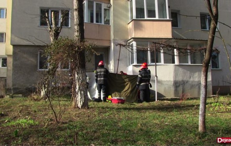 O bătrână a murit în Cluj, după ce ar fi fost aruncată de nepotul ei de la etajul 10. Pensionara era imobilizată într-un scaun cu rotile